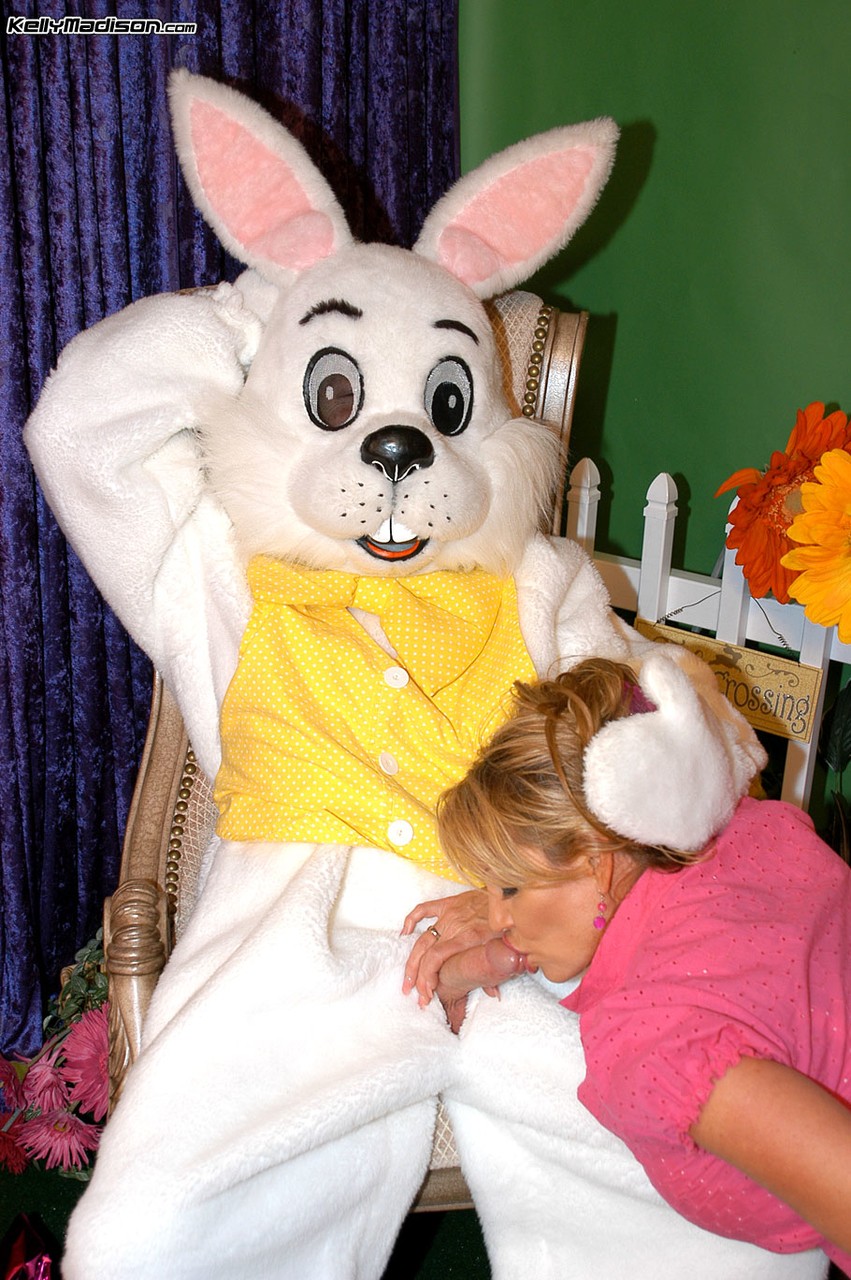 Amateur babe gets fucked by a Easter bunny