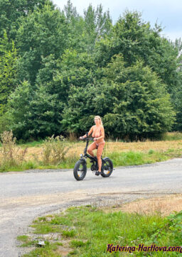 Katerina Hartlova – Naked Drive Bike And Masturbates Go With Only Me To The Forest On The Bike 10 256x362 - Katerina Hartlova – Naked Drive Bike And Masturbates Go With Only Me To The Forest On The Bike